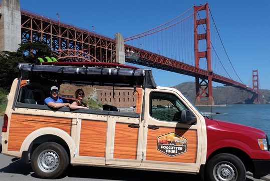 Couple on tour by Golden Gate Bridge - San Francisco City Tour