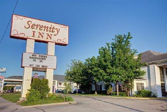Exterior photo of the Serenity Inn, Branson, Missouri.