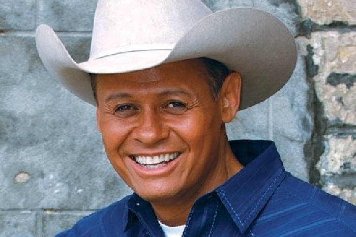 Foto van de 175 cm lange Neal McCoy zoon van vader(?) en moeder(?) op 66-jarige leeftijd in 2024